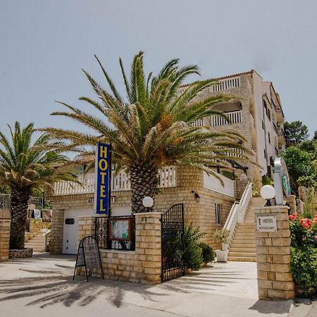 Hotel Vila Tina Arbanija Bagian luar foto