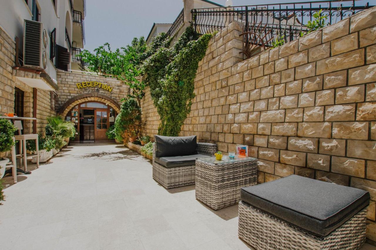 Hotel Vila Tina Arbanija Bagian luar foto