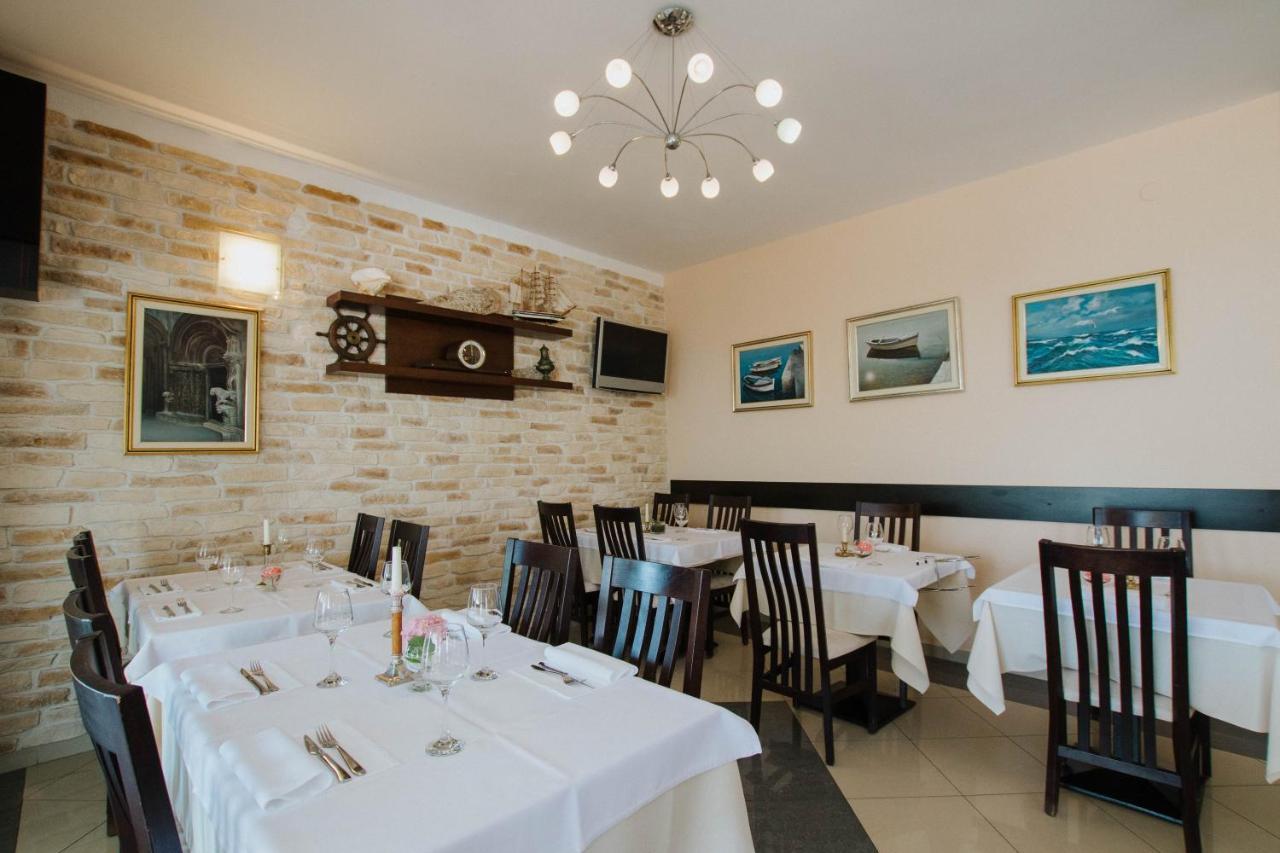 Hotel Vila Tina Arbanija Bagian luar foto