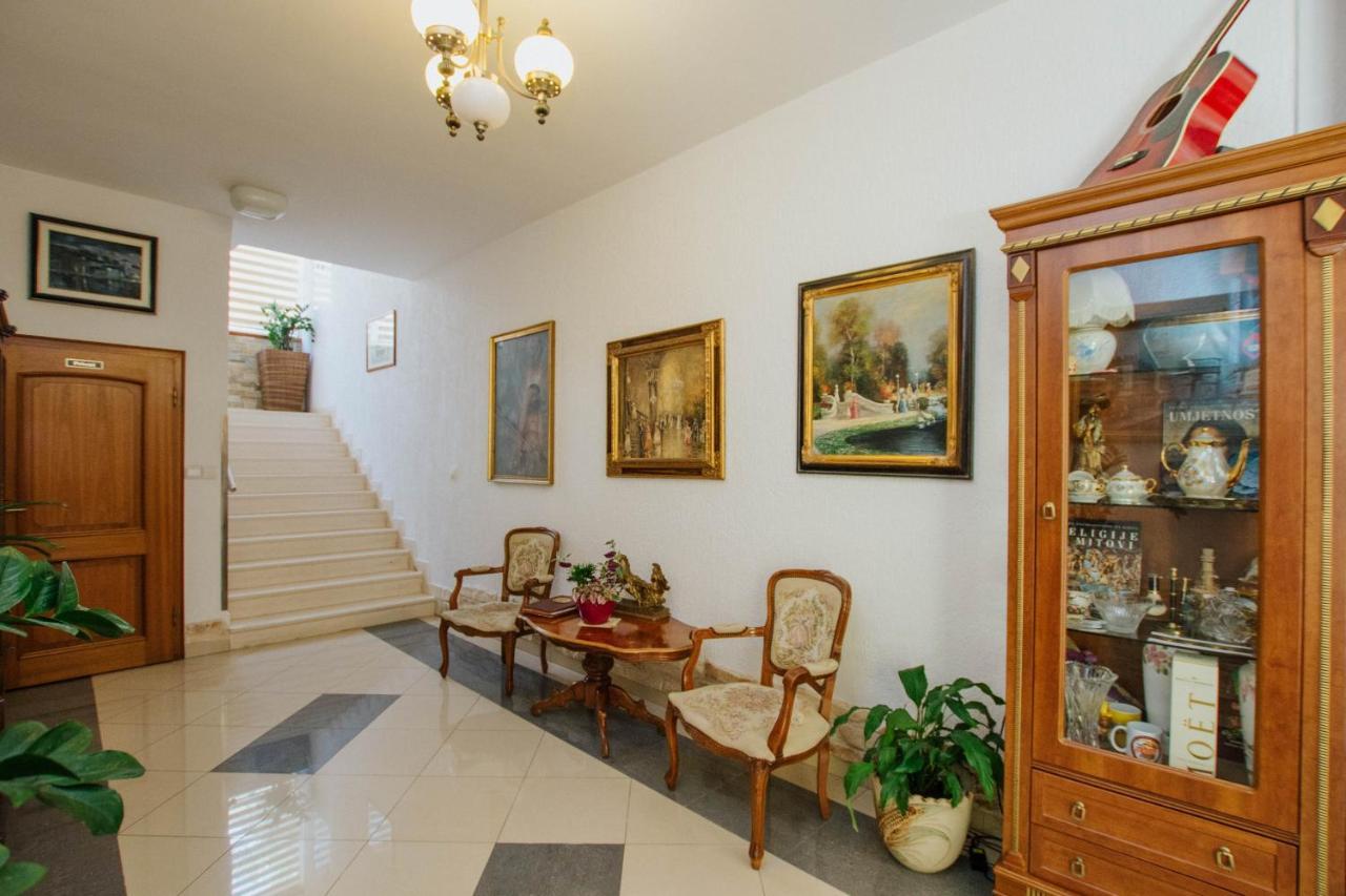 Hotel Vila Tina Arbanija Bagian luar foto