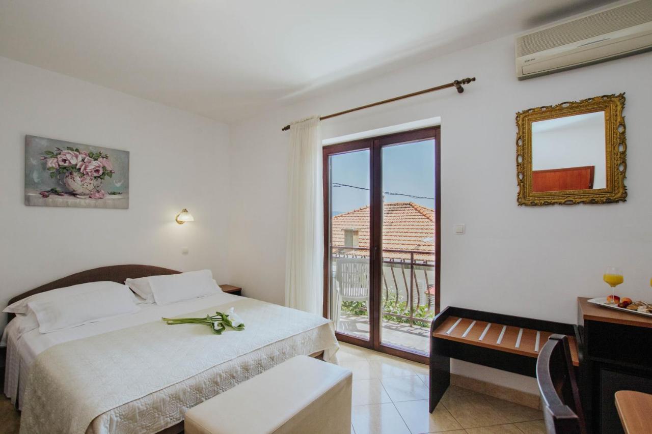 Hotel Vila Tina Arbanija Bagian luar foto