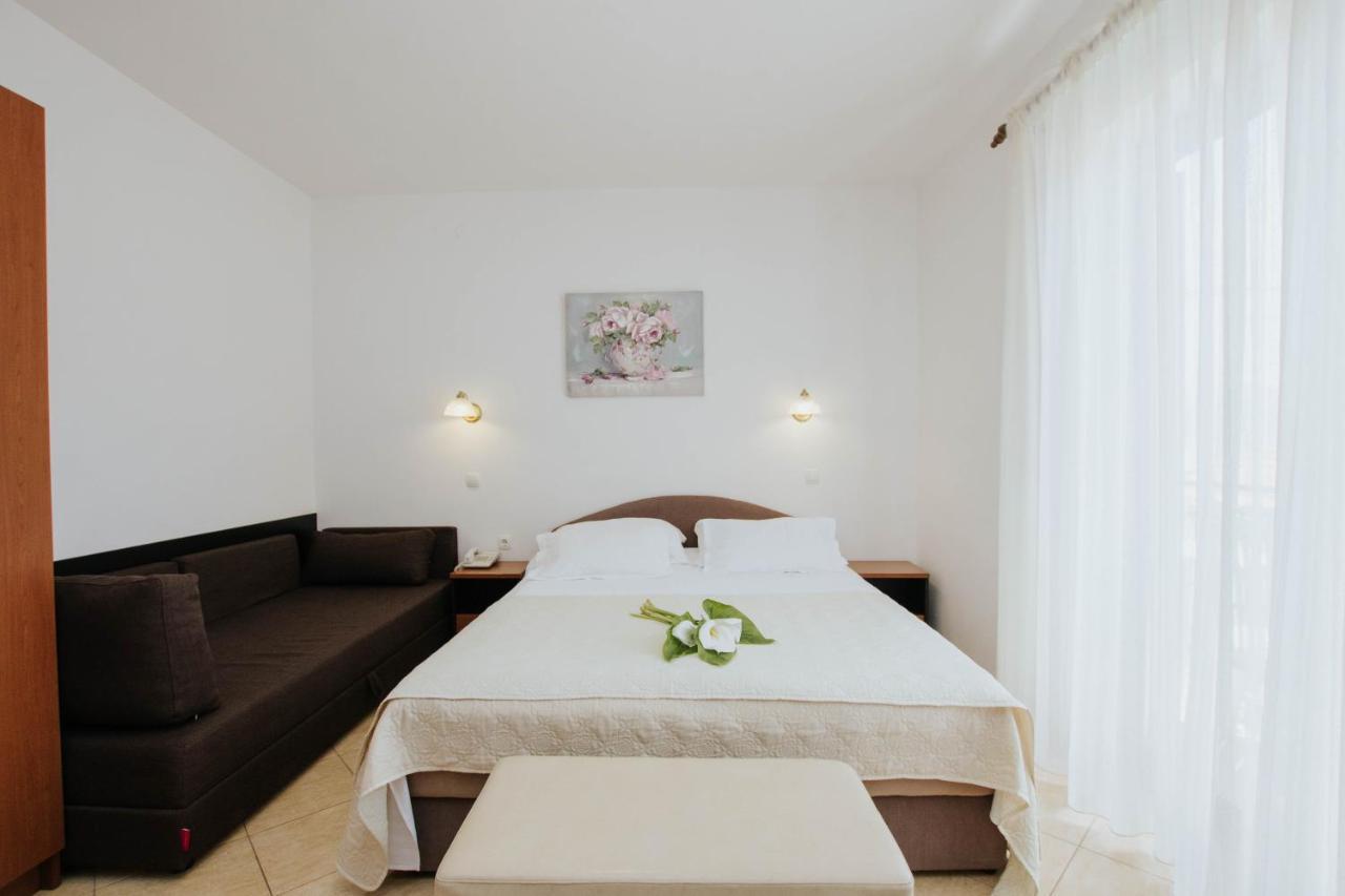 Hotel Vila Tina Arbanija Bagian luar foto