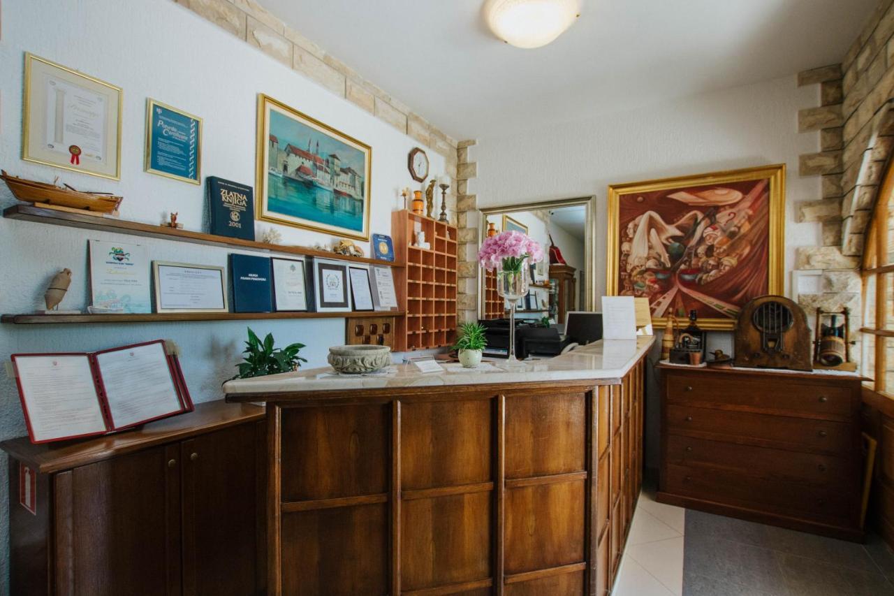 Hotel Vila Tina Arbanija Bagian luar foto
