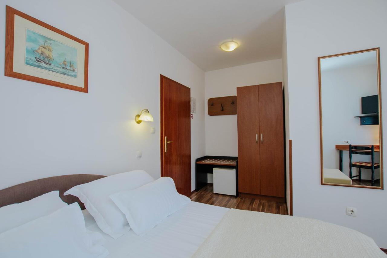 Hotel Vila Tina Arbanija Bagian luar foto