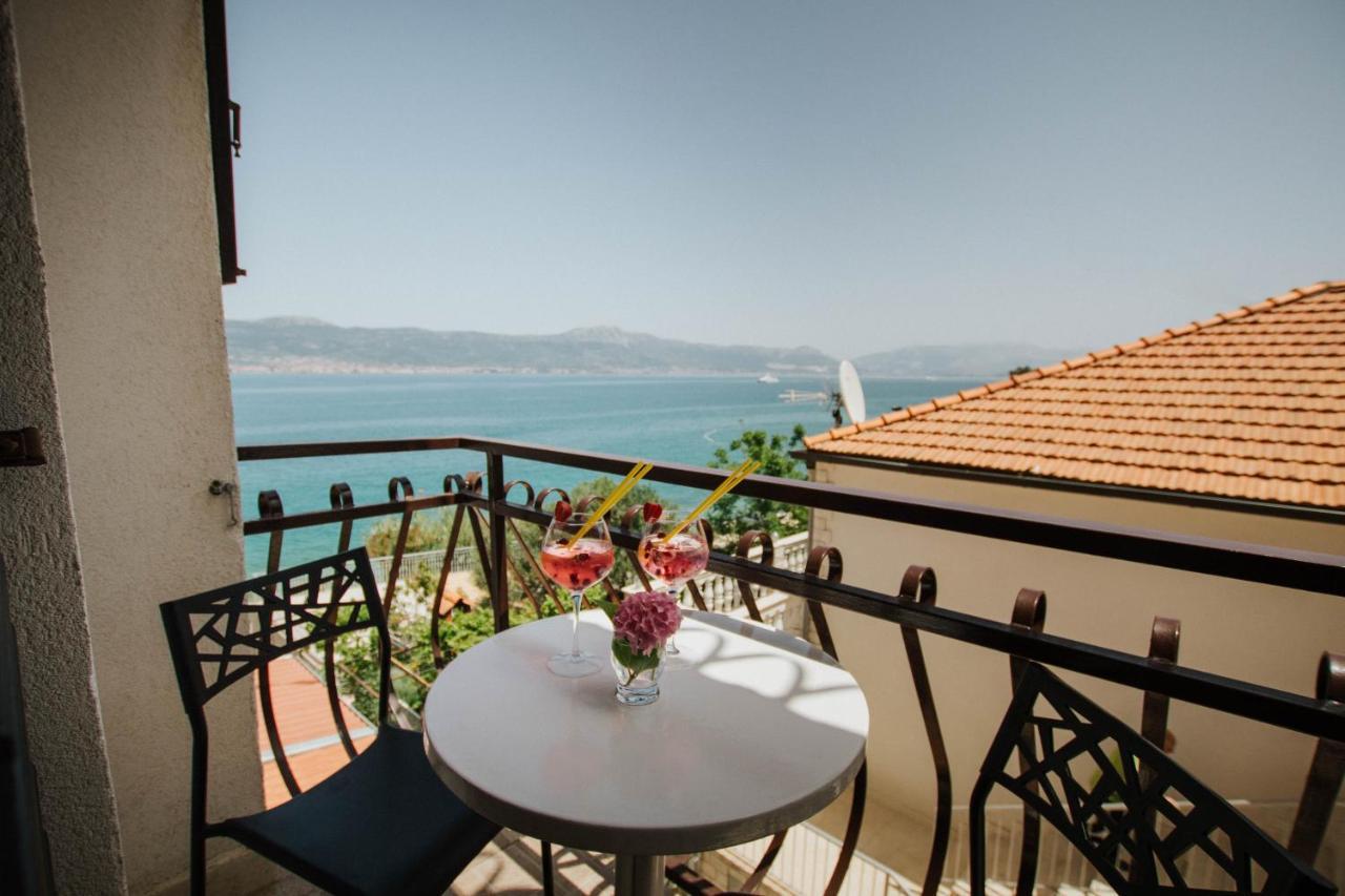 Hotel Vila Tina Arbanija Bagian luar foto