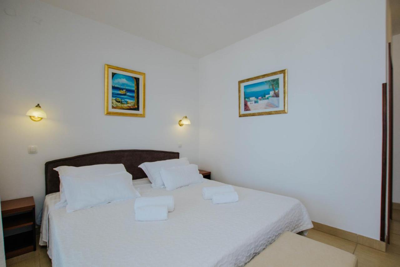 Hotel Vila Tina Arbanija Bagian luar foto