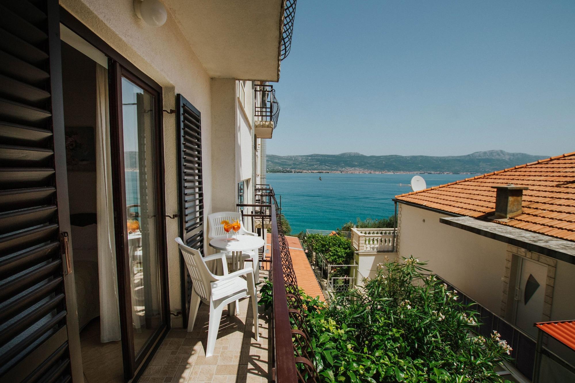 Hotel Vila Tina Arbanija Bagian luar foto