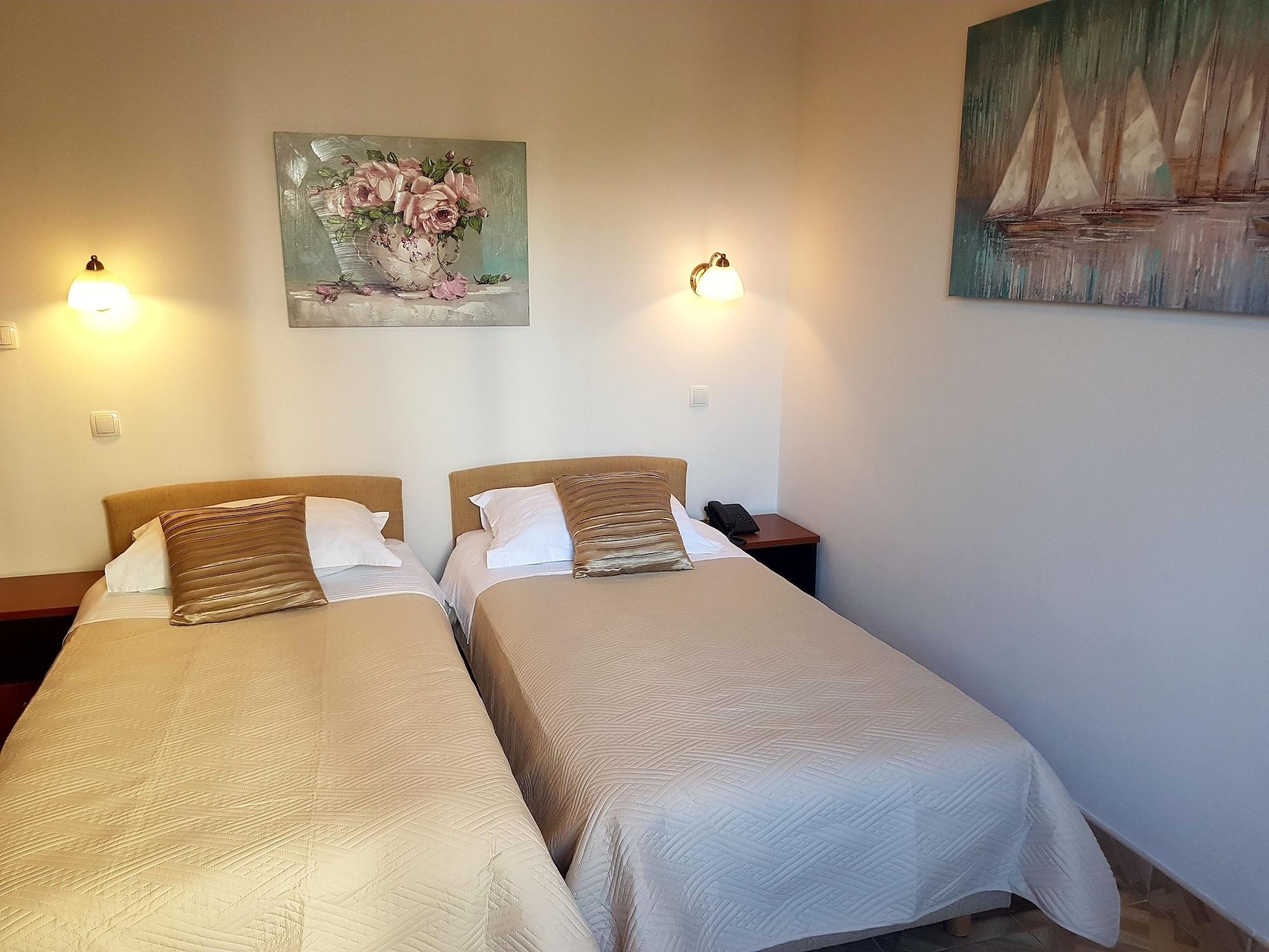 Hotel Vila Tina Arbanija Bagian luar foto
