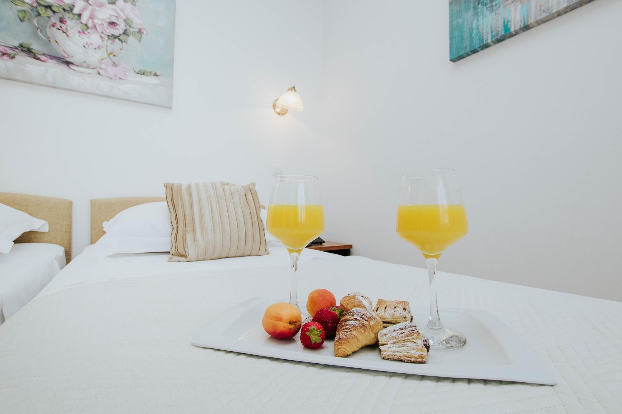Hotel Vila Tina Arbanija Bagian luar foto