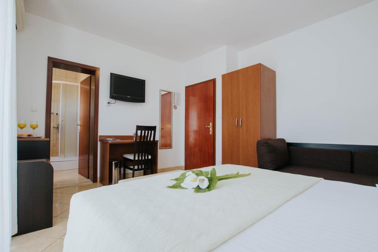 Hotel Vila Tina Arbanija Bagian luar foto