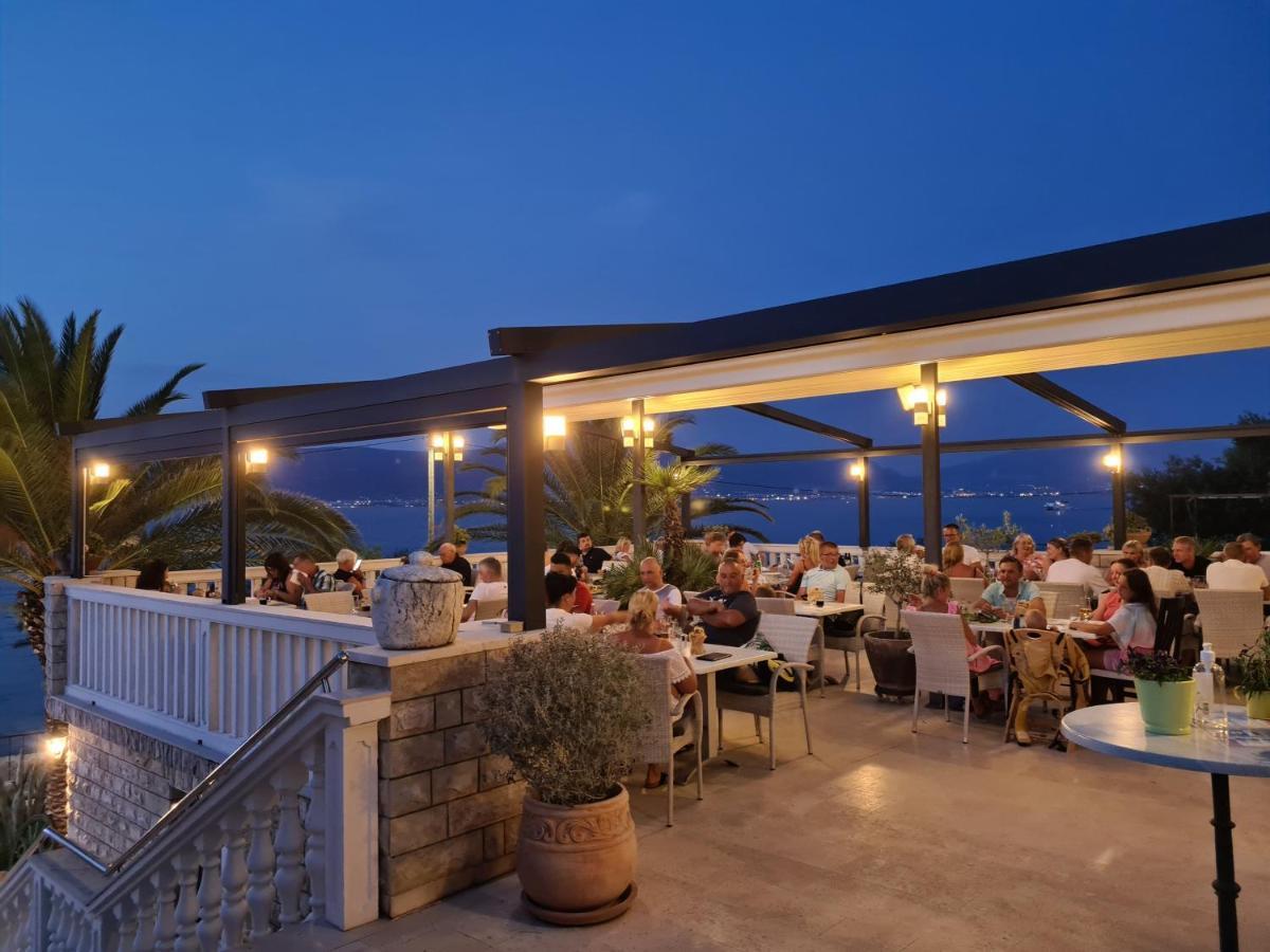 Hotel Vila Tina Arbanija Bagian luar foto
