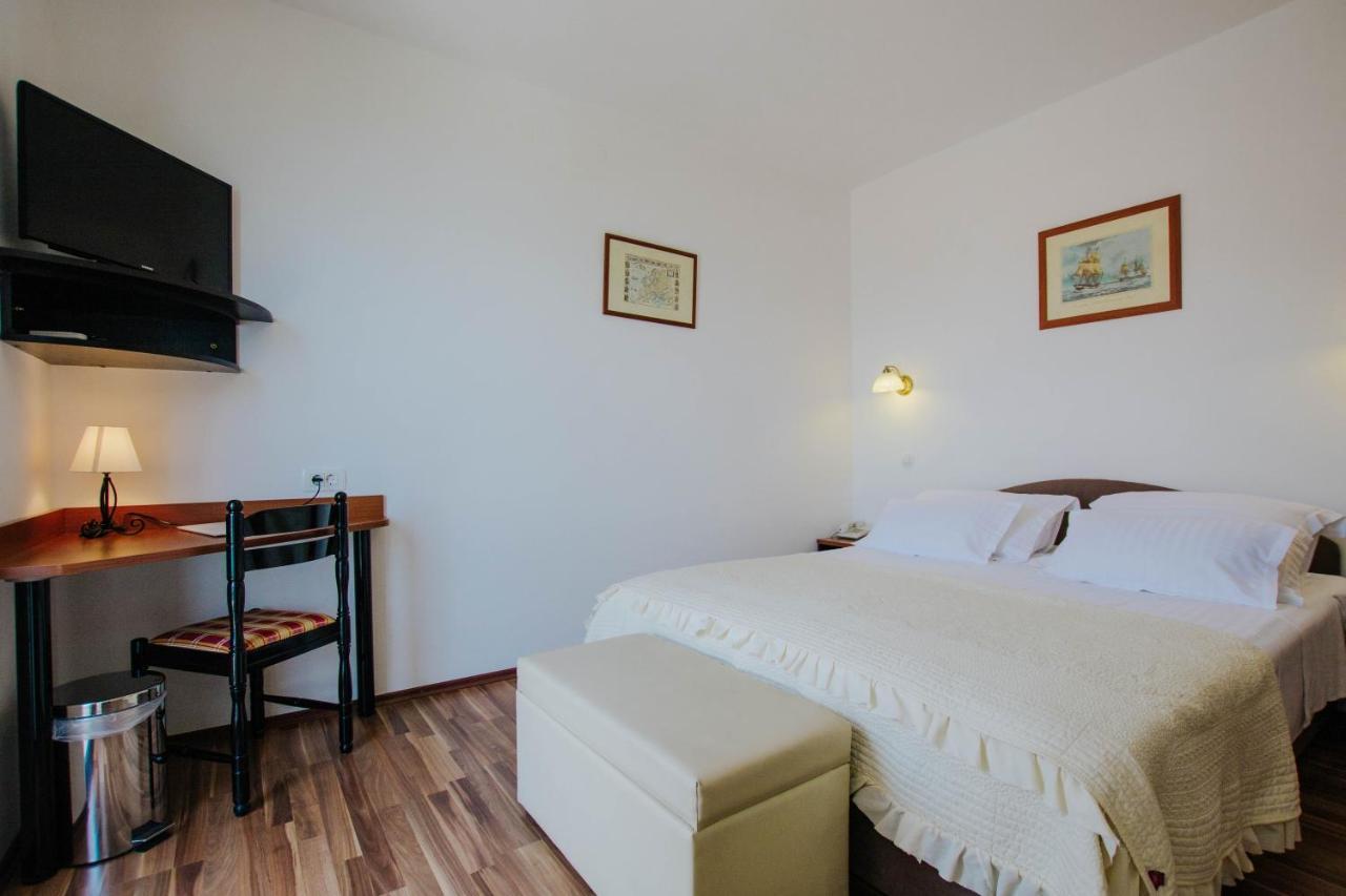 Hotel Vila Tina Arbanija Bagian luar foto