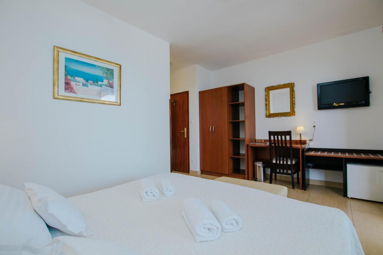Hotel Vila Tina Arbanija Bagian luar foto