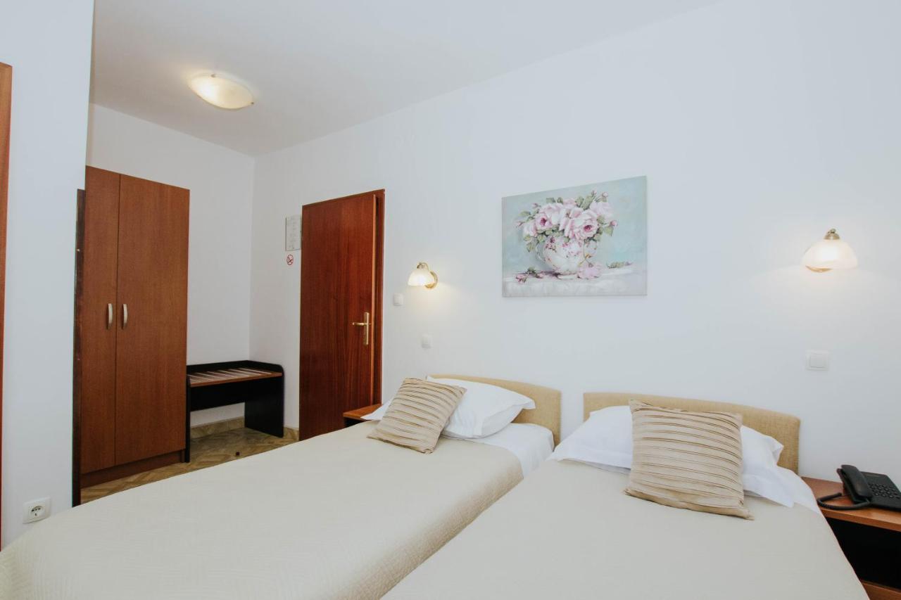 Hotel Vila Tina Arbanija Bagian luar foto