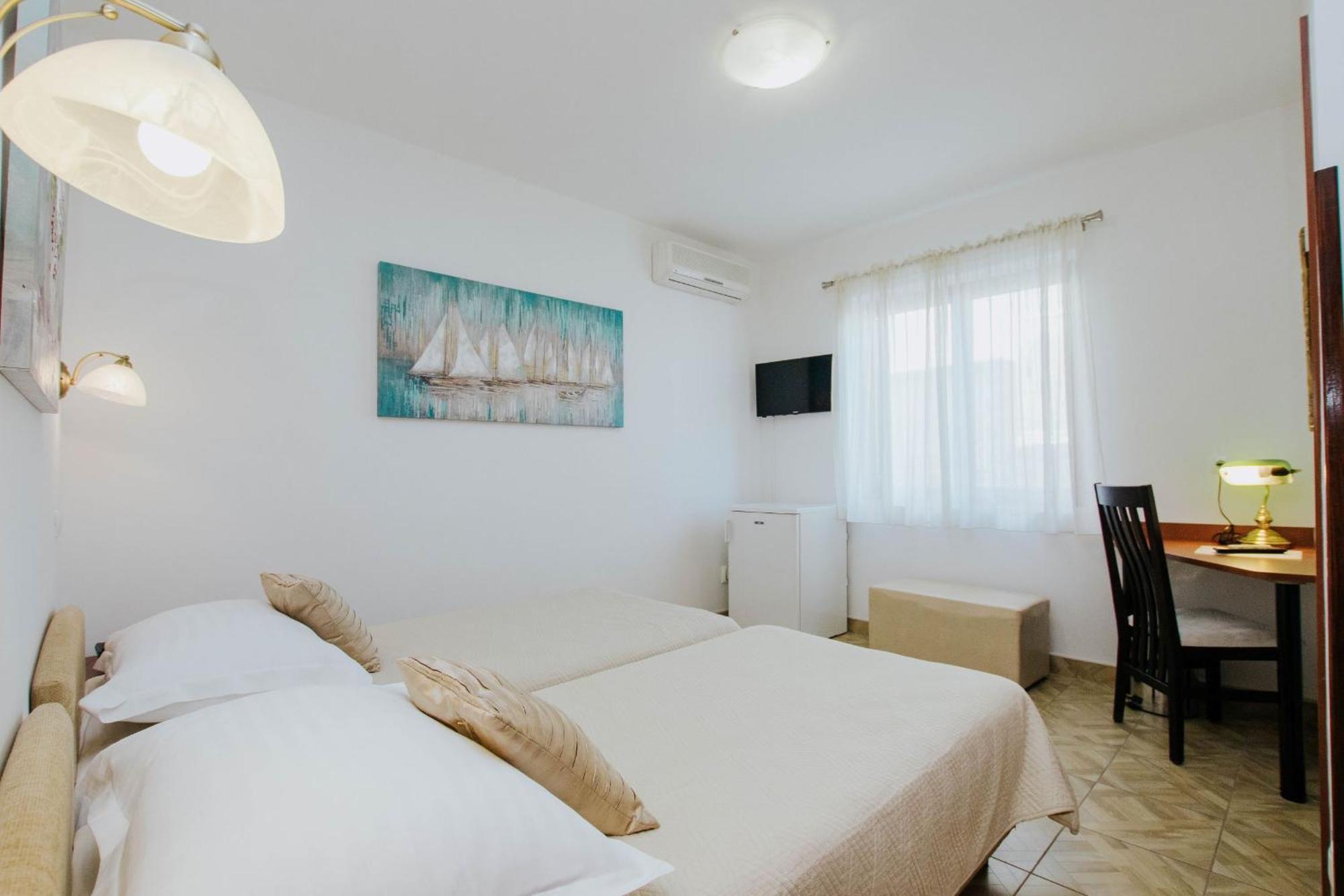 Hotel Vila Tina Arbanija Bagian luar foto