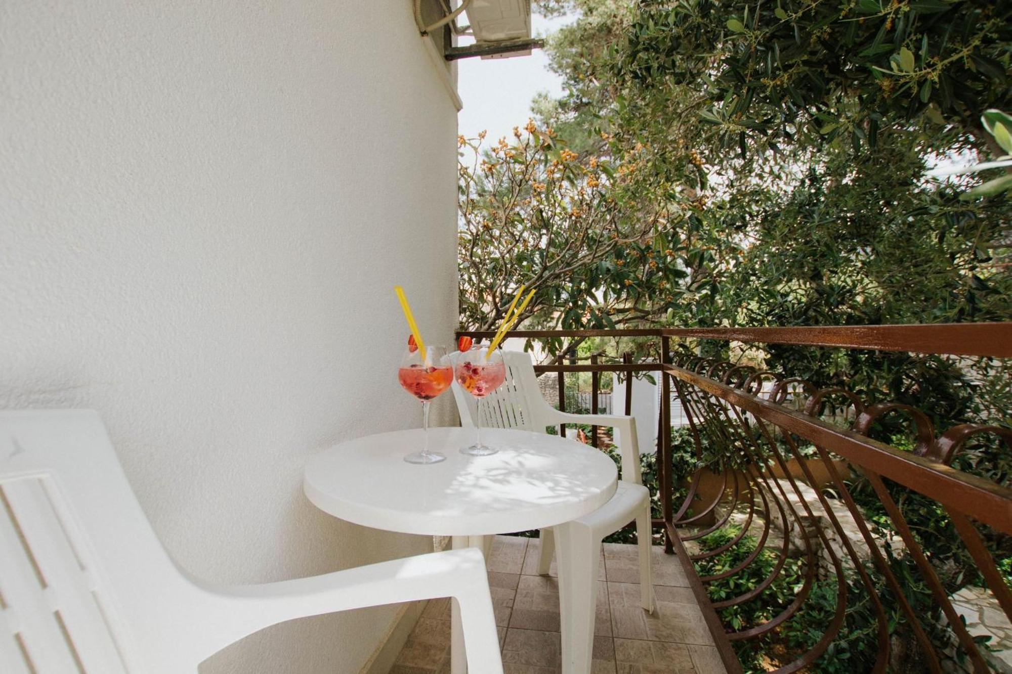 Hotel Vila Tina Arbanija Bagian luar foto