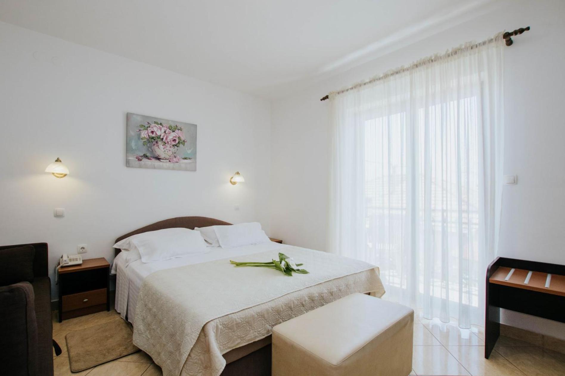 Hotel Vila Tina Arbanija Bagian luar foto