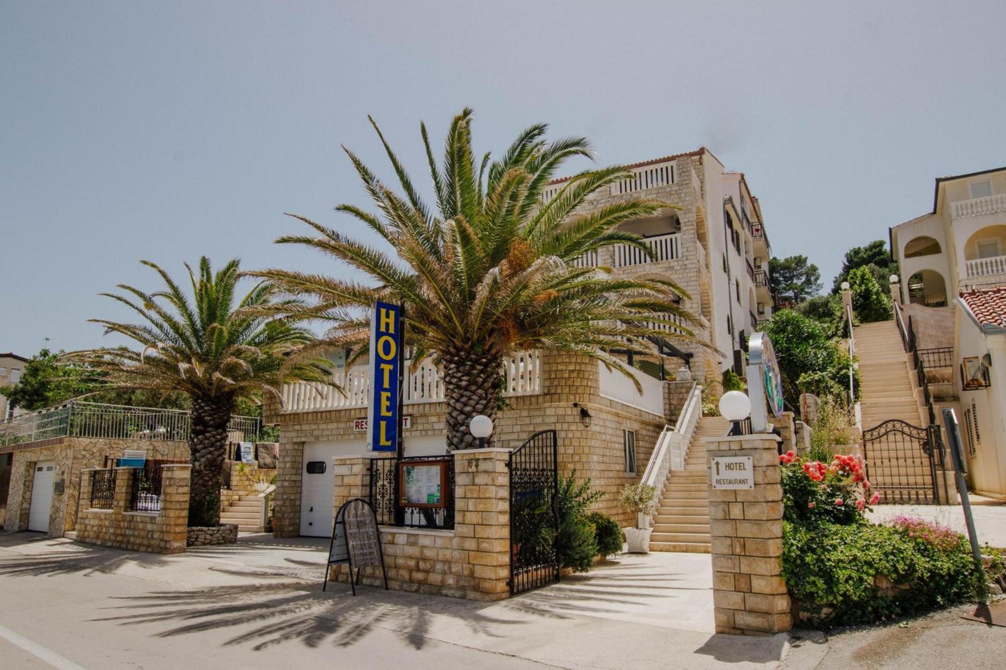 Hotel Vila Tina Arbanija Bagian luar foto