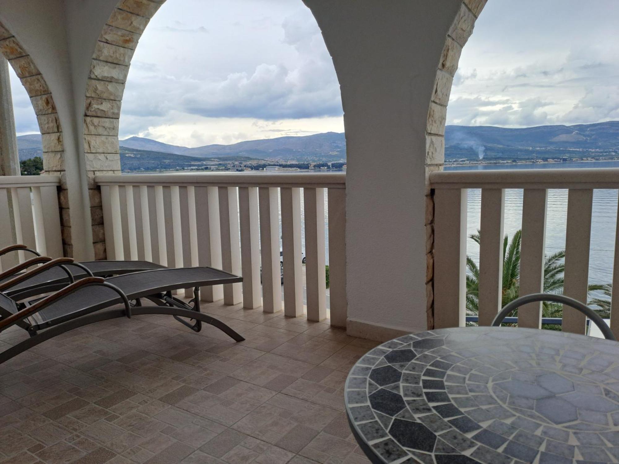 Hotel Vila Tina Arbanija Bagian luar foto