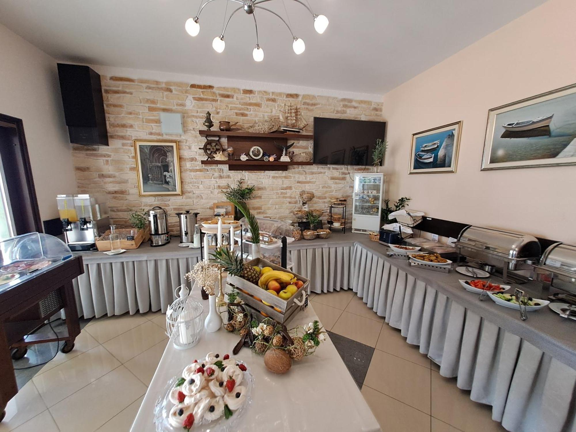 Hotel Vila Tina Arbanija Bagian luar foto