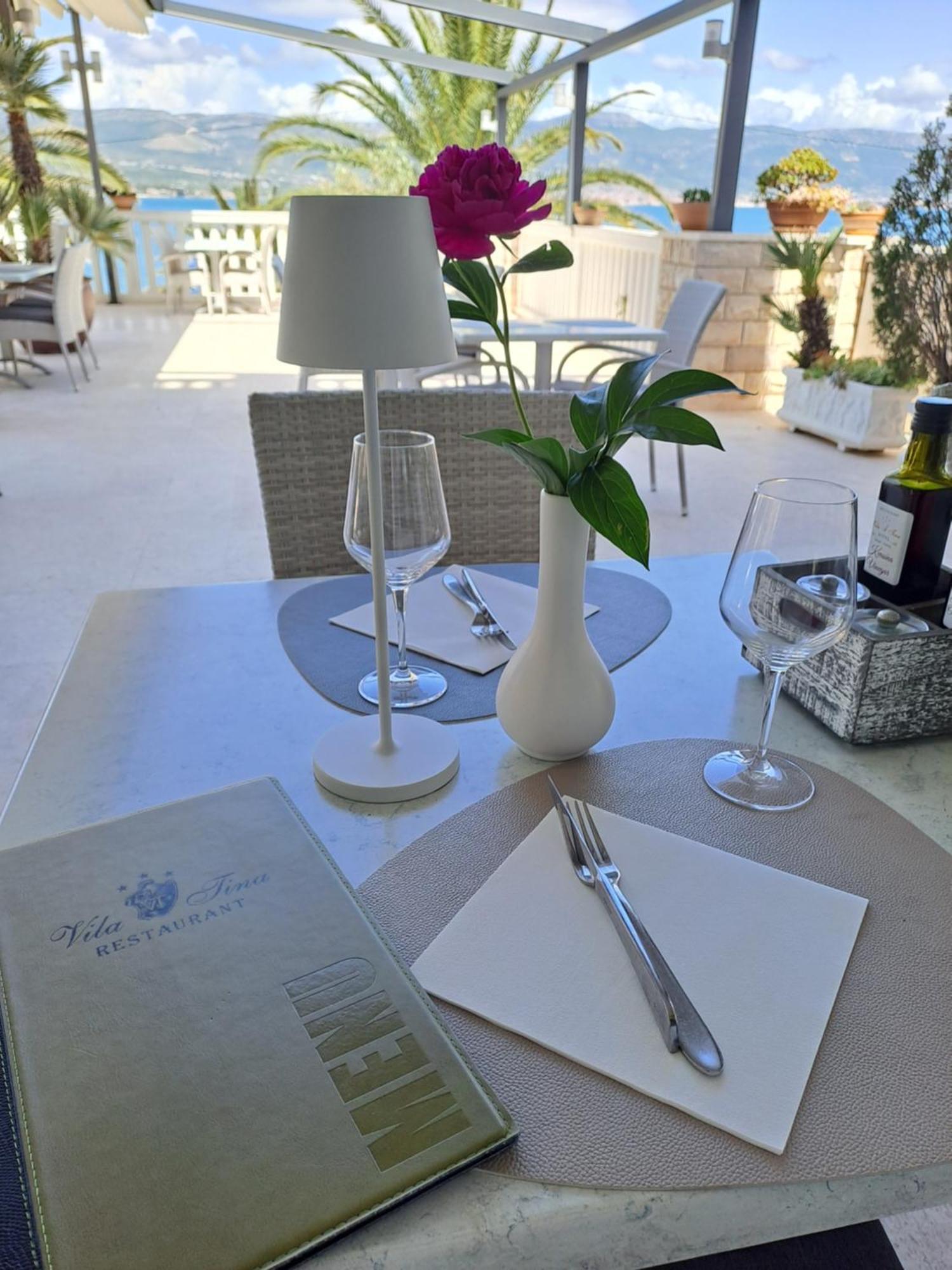 Hotel Vila Tina Arbanija Bagian luar foto