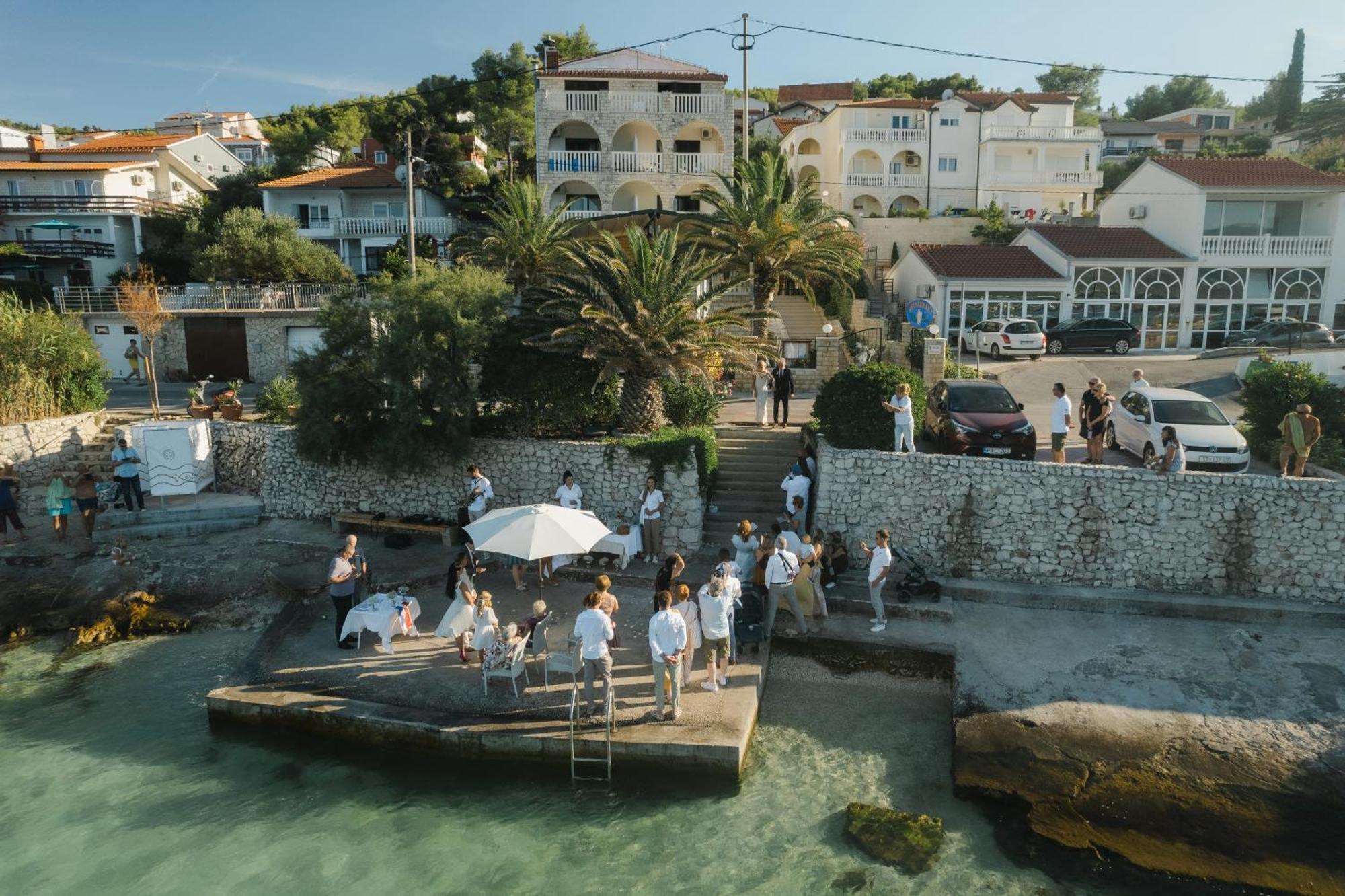 Hotel Vila Tina Arbanija Bagian luar foto
