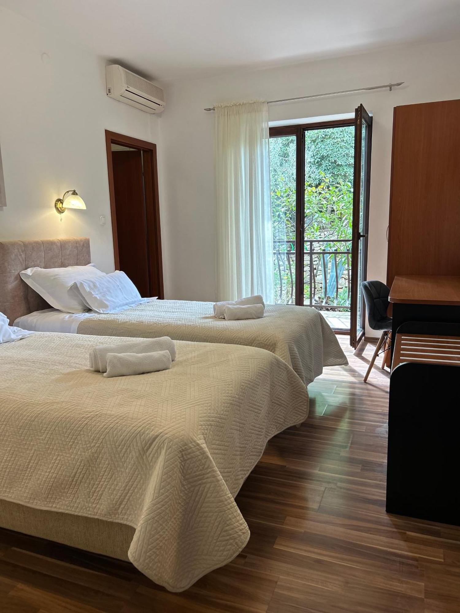 Hotel Vila Tina Arbanija Bagian luar foto