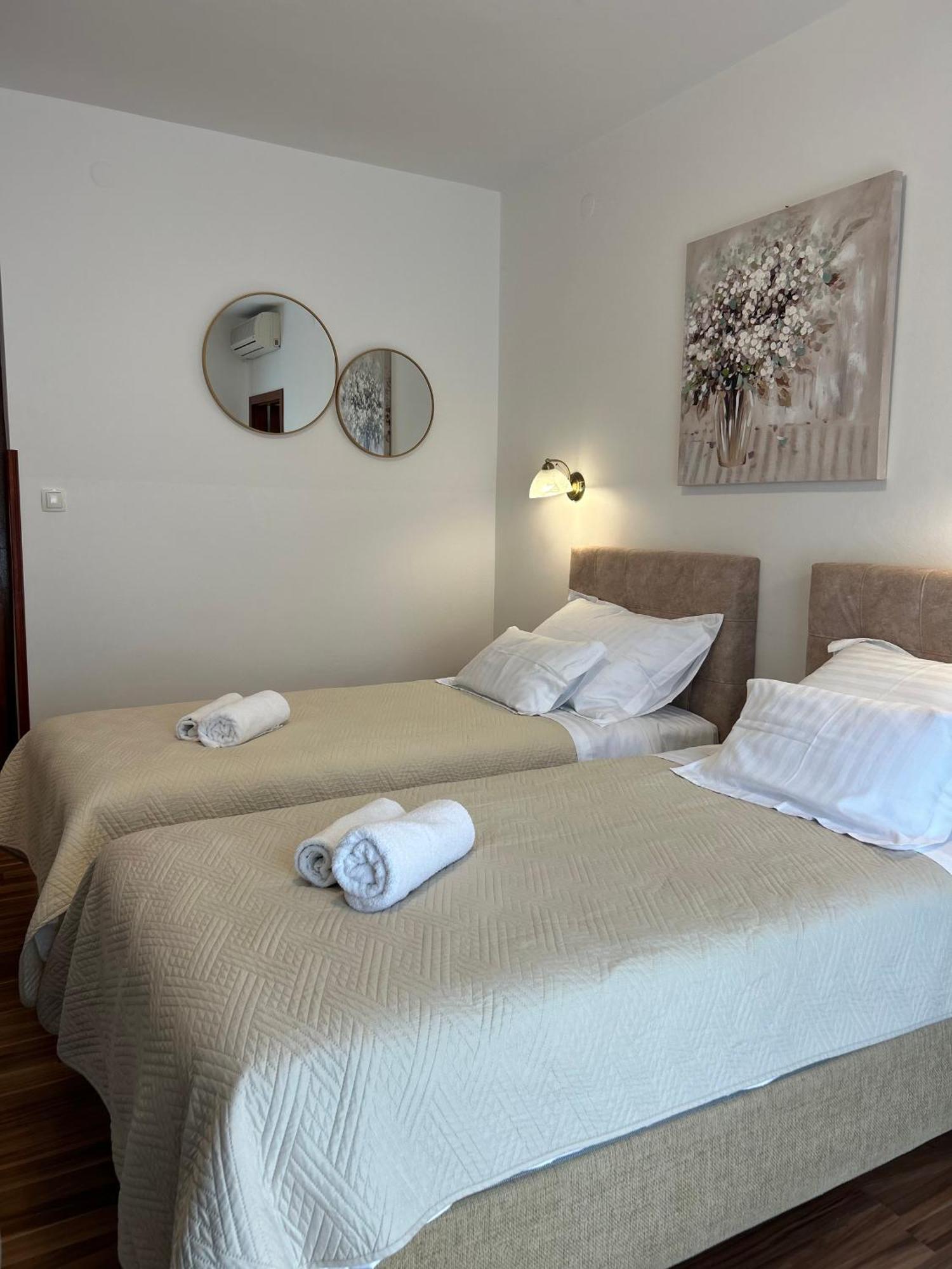 Hotel Vila Tina Arbanija Bagian luar foto