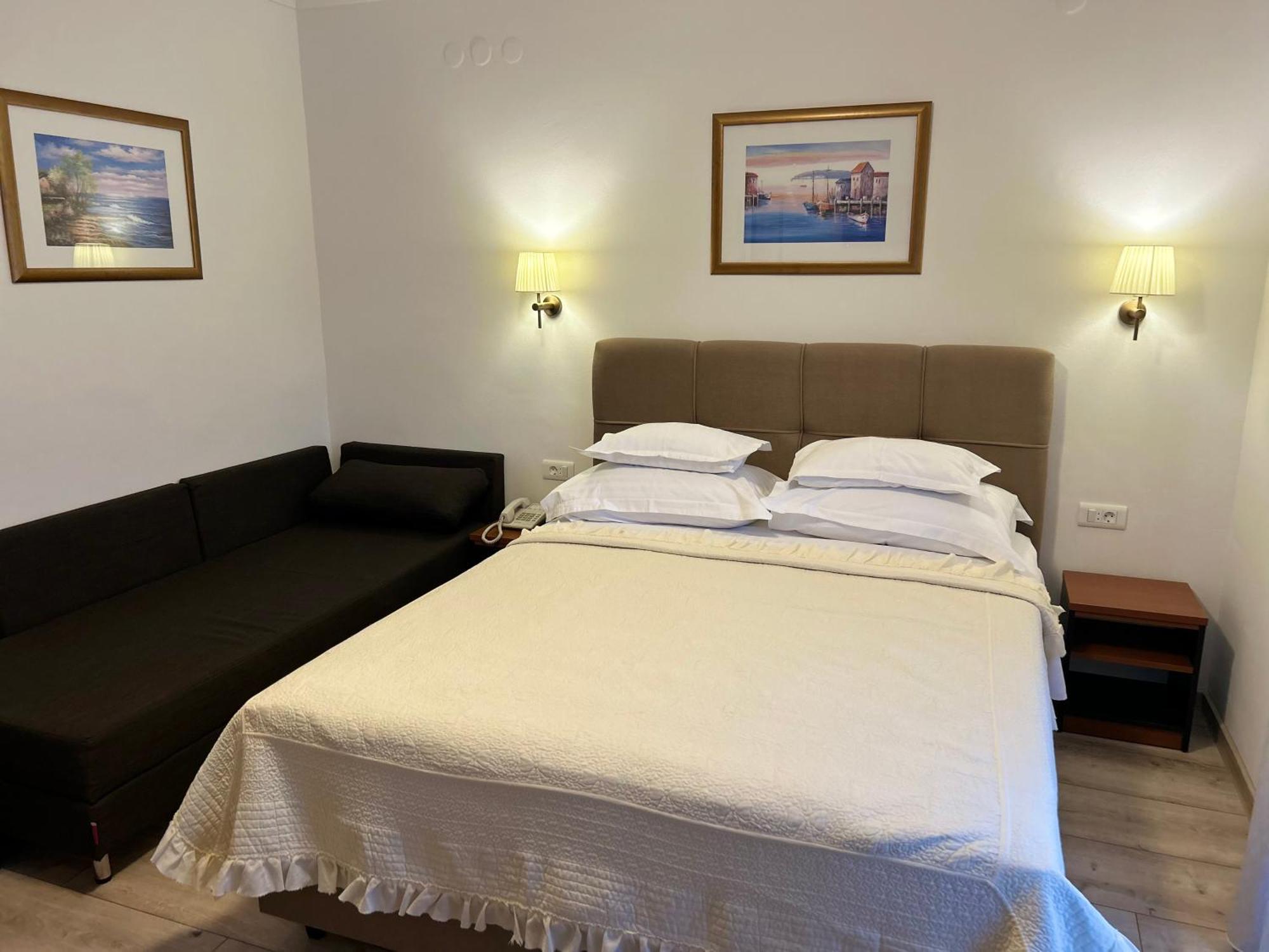 Hotel Vila Tina Arbanija Bagian luar foto