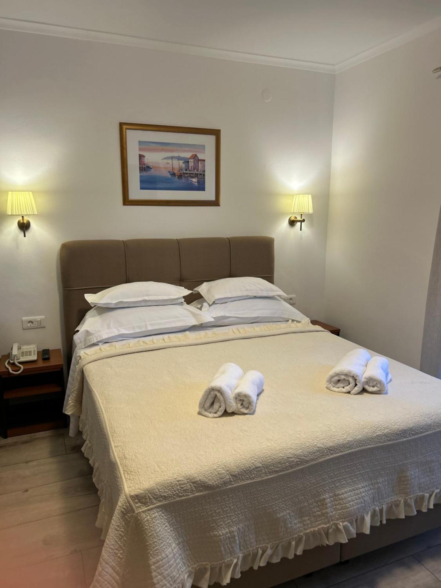 Hotel Vila Tina Arbanija Bagian luar foto