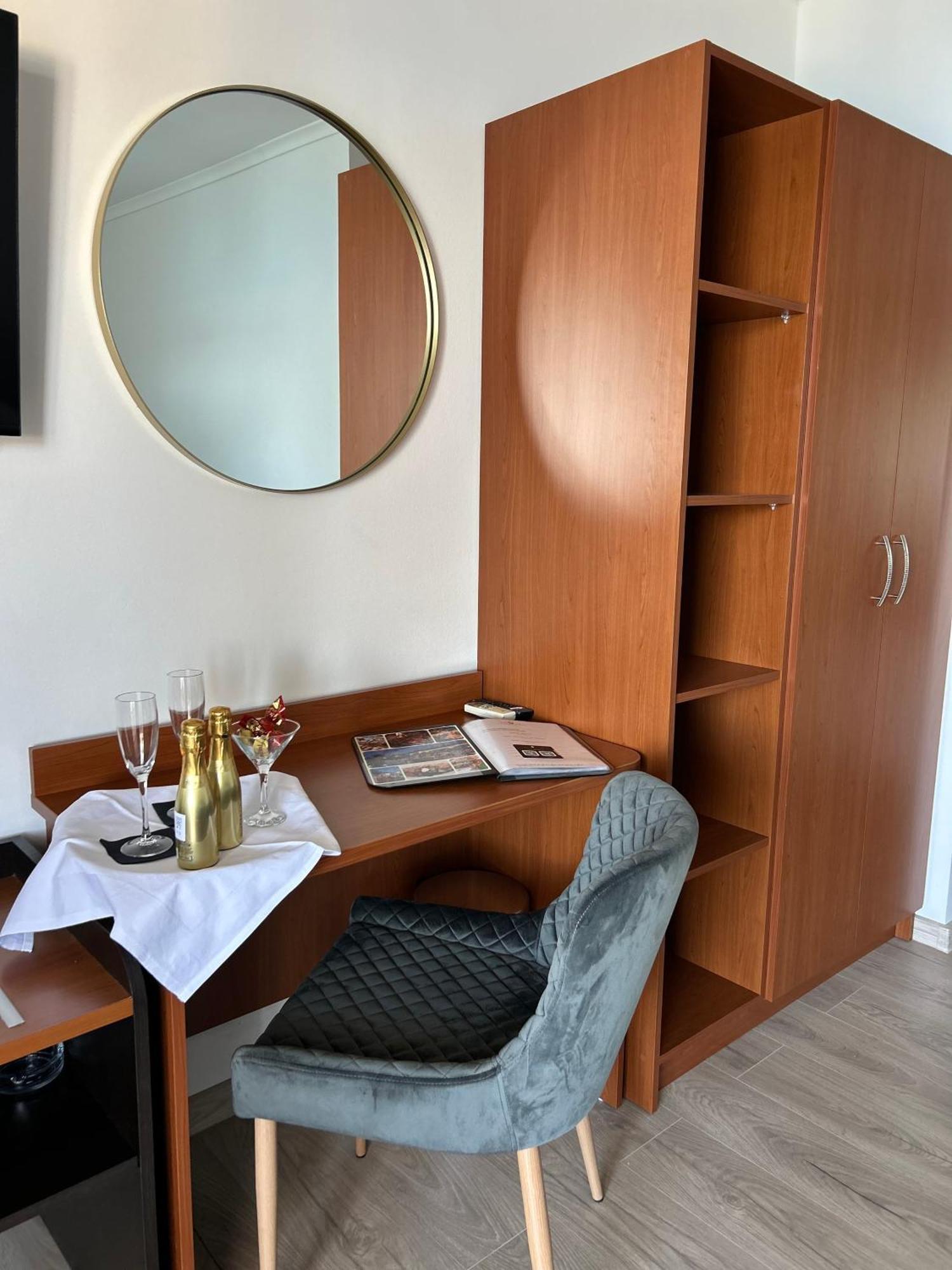 Hotel Vila Tina Arbanija Bagian luar foto