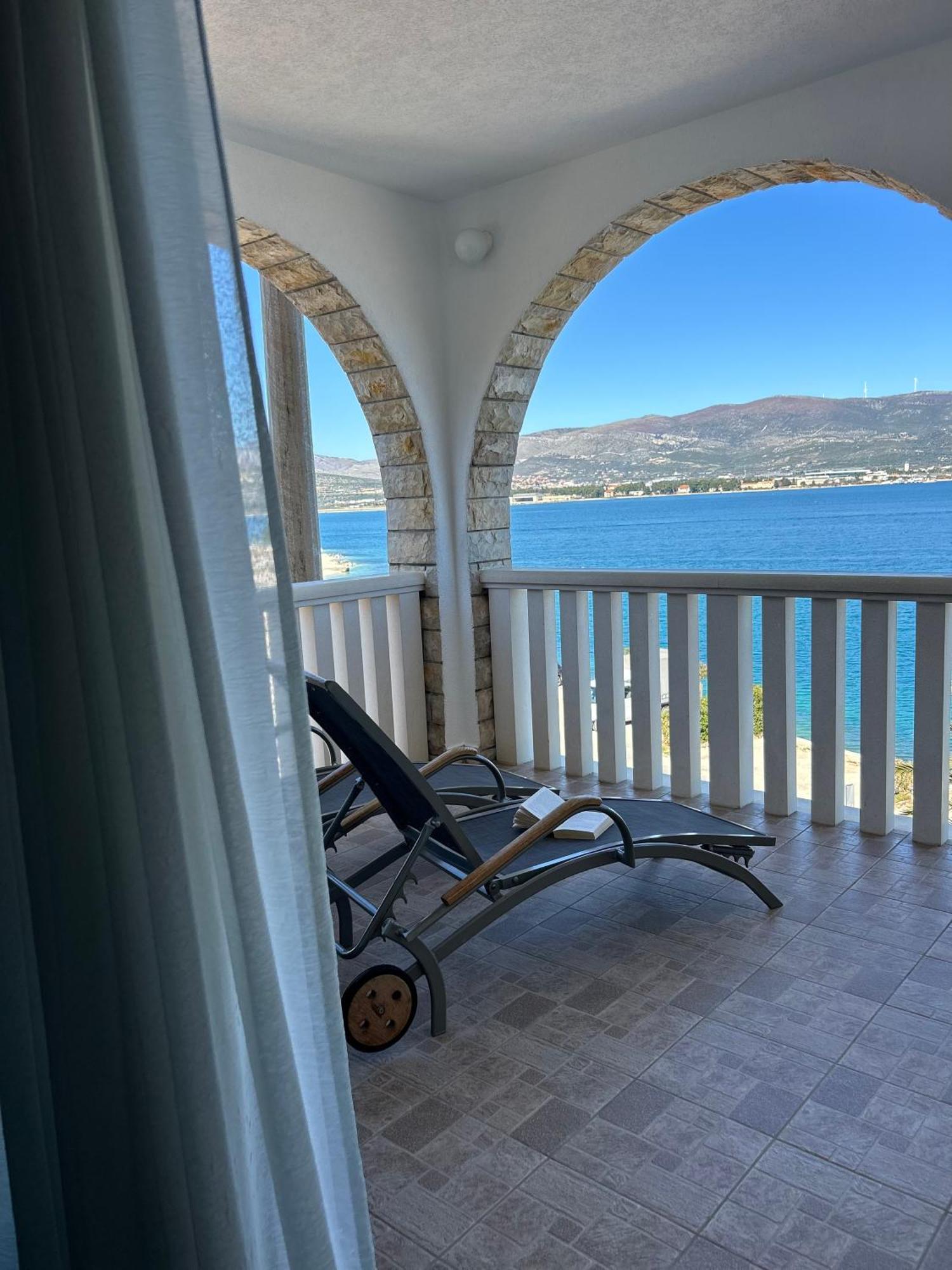 Hotel Vila Tina Arbanija Bagian luar foto