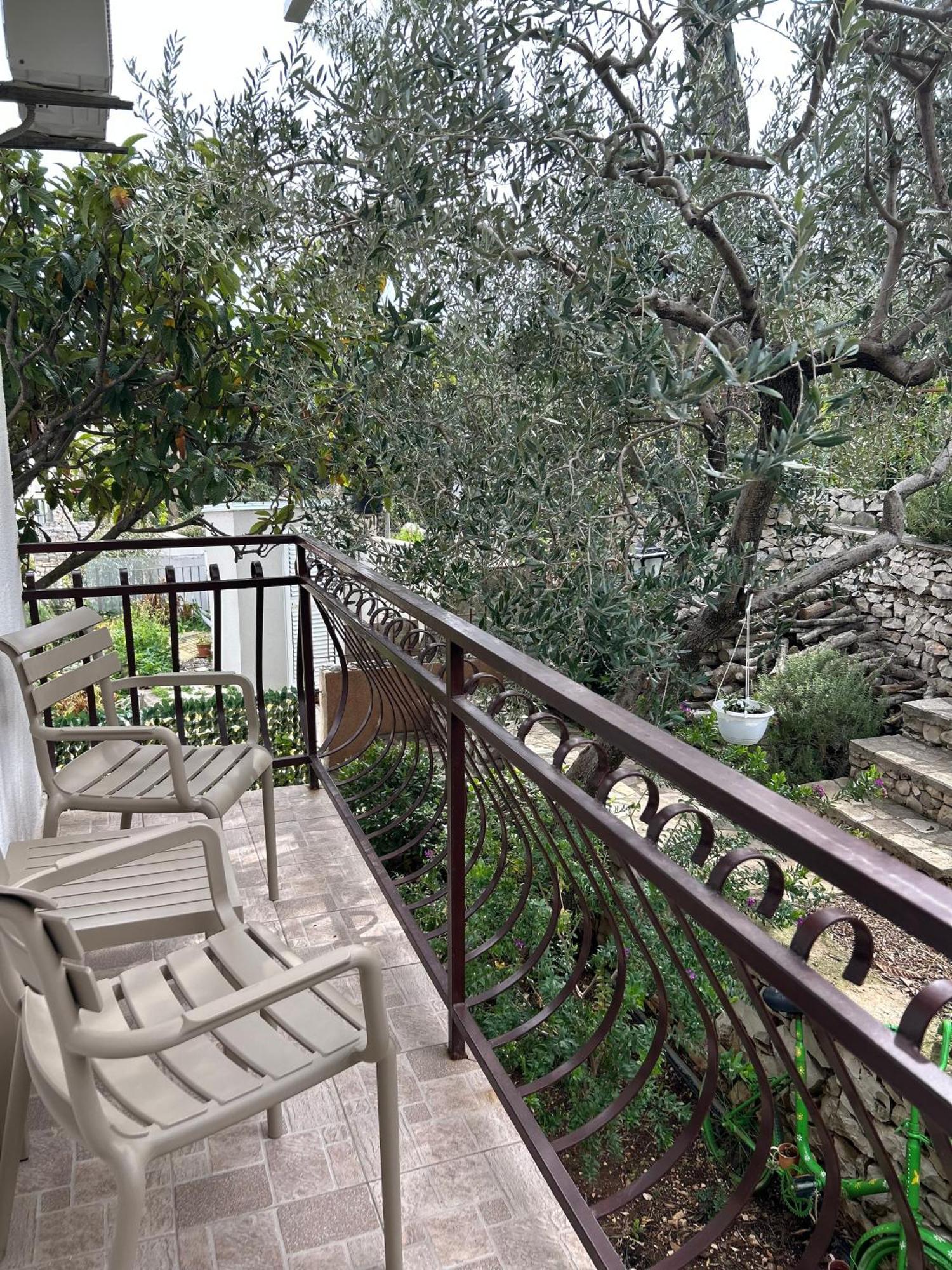 Hotel Vila Tina Arbanija Bagian luar foto