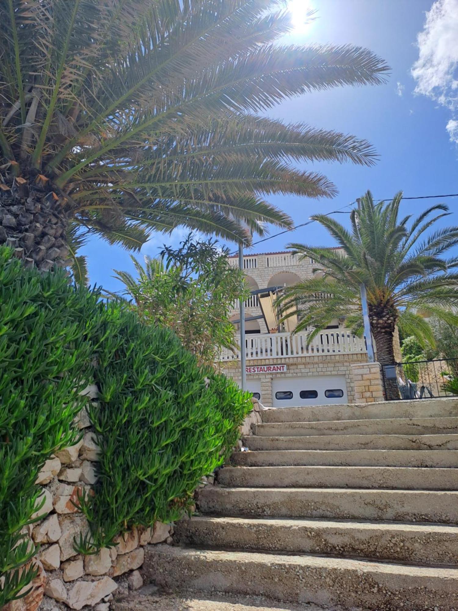 Hotel Vila Tina Arbanija Bagian luar foto