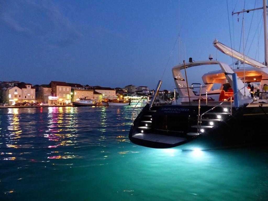Hotel Vila Tina Arbanija Bagian luar foto
