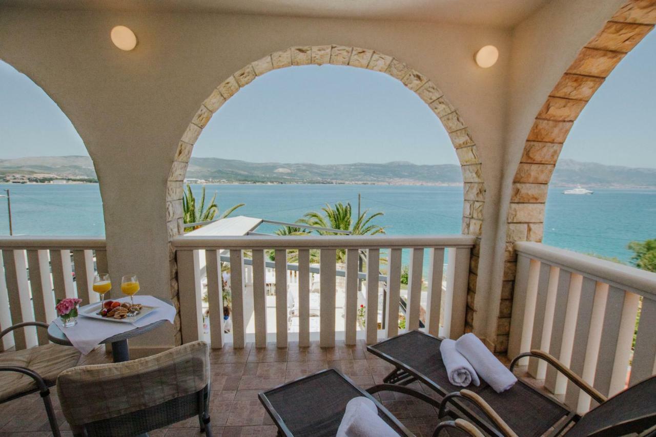 Hotel Vila Tina Arbanija Bagian luar foto