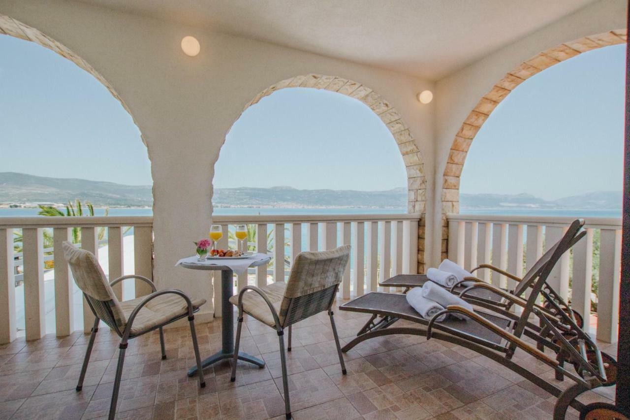Hotel Vila Tina Arbanija Bagian luar foto