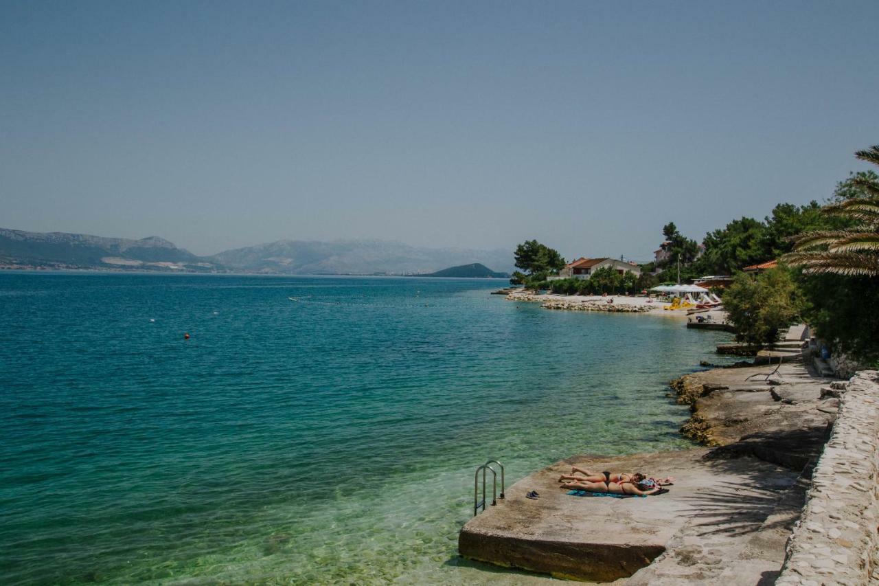 Hotel Vila Tina Arbanija Bagian luar foto