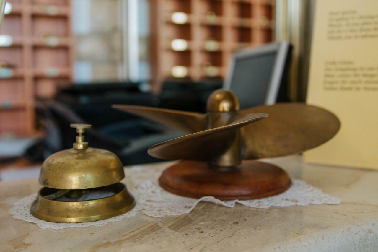Hotel Vila Tina Arbanija Bagian luar foto